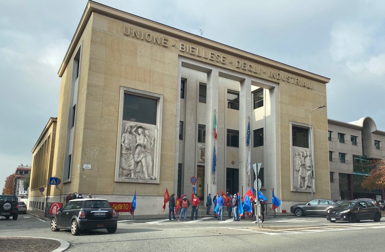 Metalmeccanici in presidio davanti all’Unione Industriale Biellese