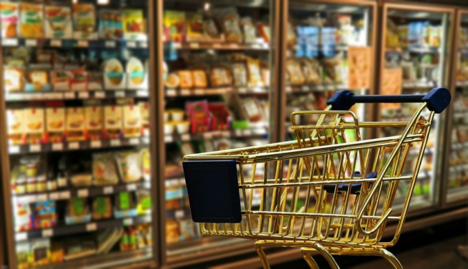 Si “struscia” contro il “lato b” di una donna al supermercato e finisce sotto processo per violenza sessuale