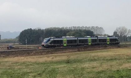 Altro stop a un treno in mezzo alla campagna di Salussola. Disagio per i pendolari biellesi.