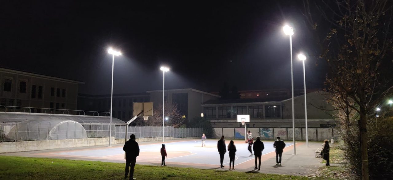 Si illumina il campo da basket all’aperto di Via Vialardi di Verrone