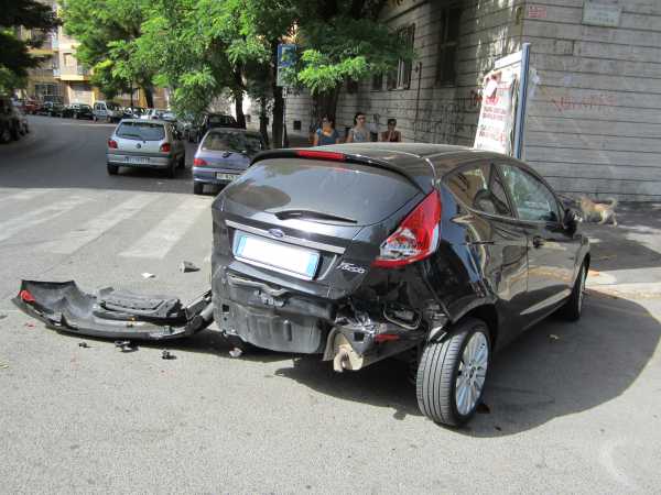 Si schianta contro un muro con la Fiesta, alcol nel sangue 4 volte superiore