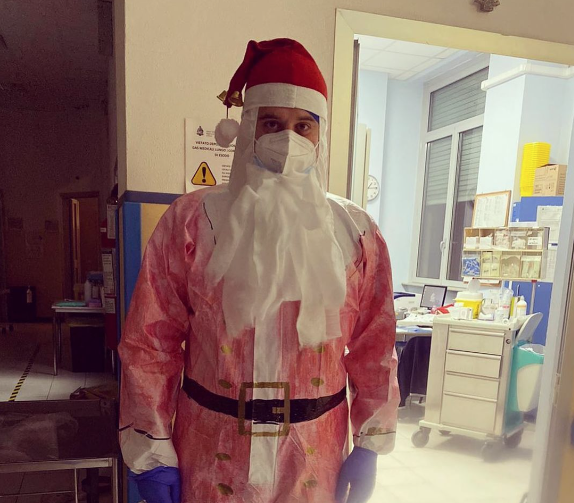 Infermiere biellese in corsia da Babbo Natale: “Anche il sorriso è contagioso”