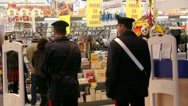 Derubata del portafogli al centro commerciale Bennet: caccia a due ladruncole