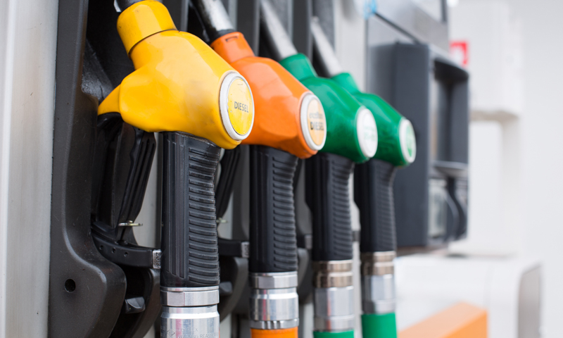 Benzina, prezzi in calo