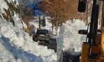 Ruspa libera dalla neve scivolata in strada la Panoramica Zegna a Bielmonte