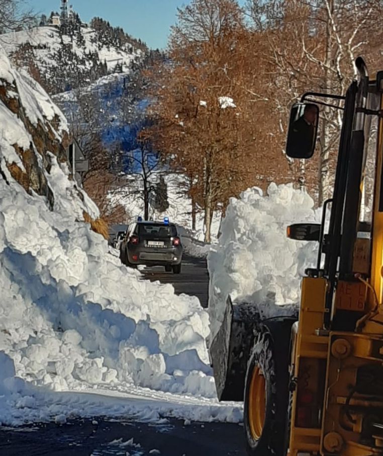 Ruspa libera dalla neve scivolata in strada la Panoramica Zegna a Bielmonte