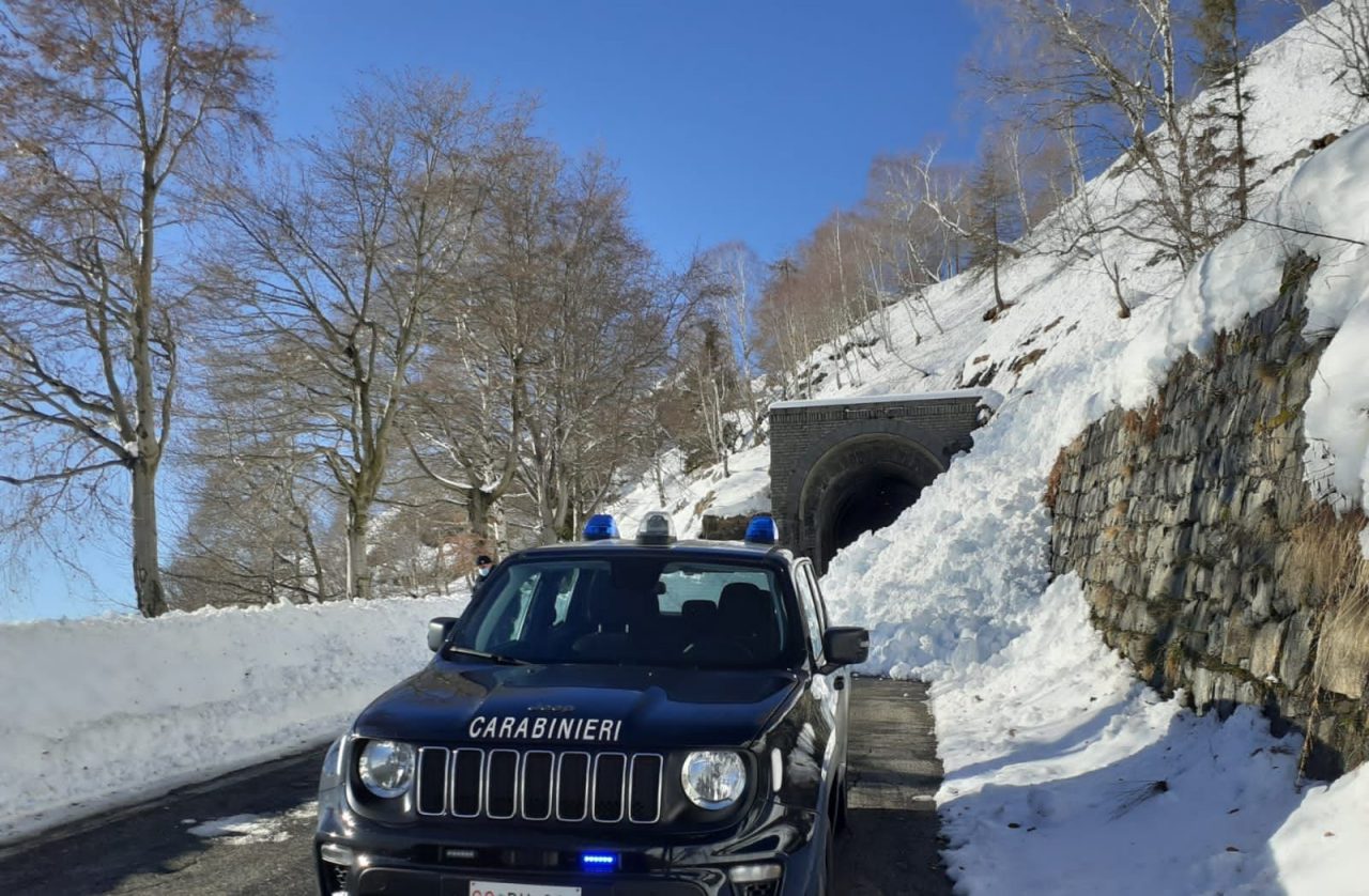 Cumulo di neve scivola sulla Panoramica Zegna: traffico alternato