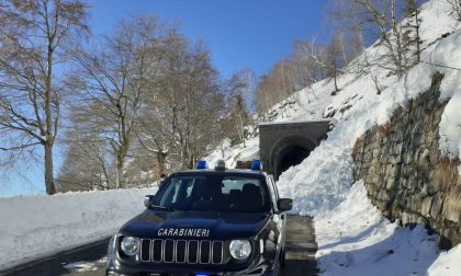 Cumulo di neve scivola sulla Panoramica Zegna: traffico alternato
