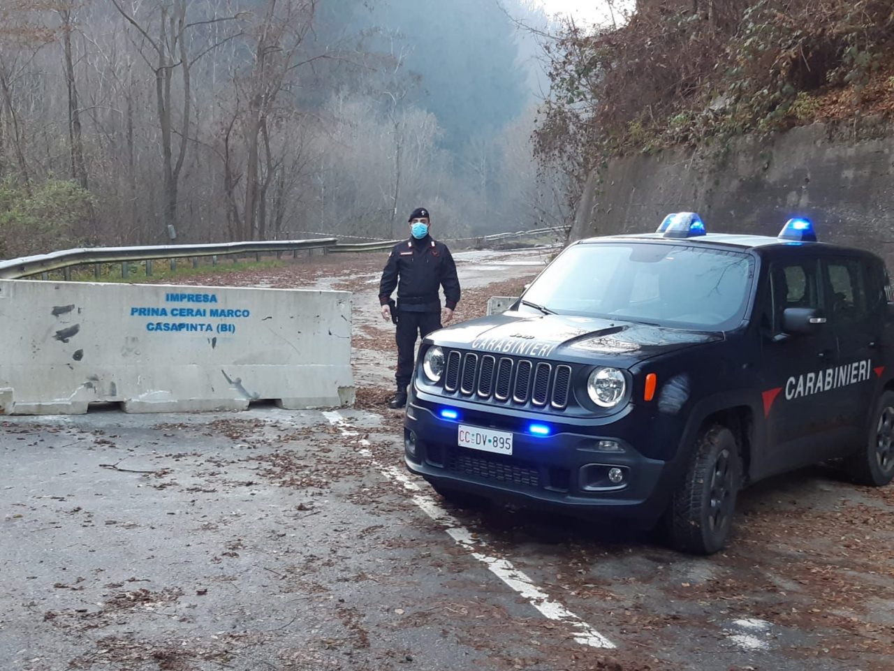 Rimuovono i newjersey in cemento con i trattori e passano nell’area della frana