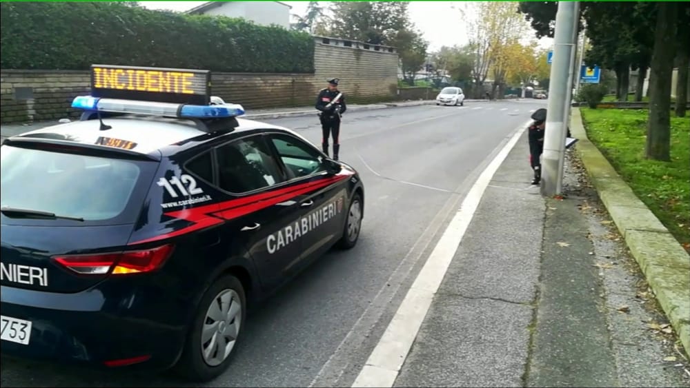 Inseguito dai carabinieri per mezz’ora, poi sperona l’auto al posto di blocco