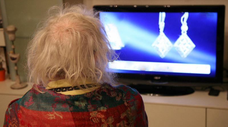 Chiama i carabinieri per non perdersi la messa di Natale in Tv