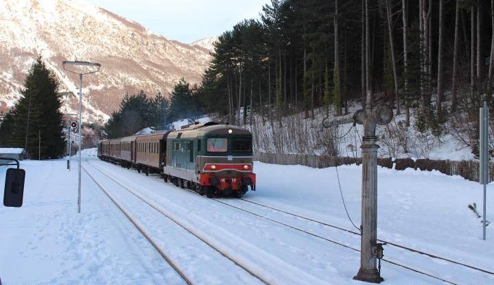 Auto in mezzo ai binari dopo l’incidente. Mentre sta arrivando il treno…