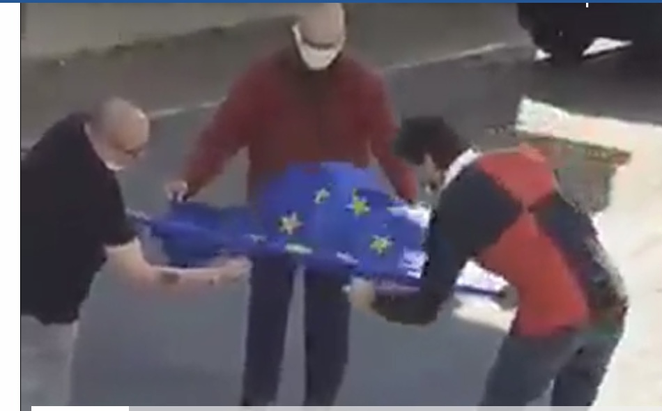 Cercarono di bruciare bandiera Europa, condannati tre di Forza Nuova – VIDEO