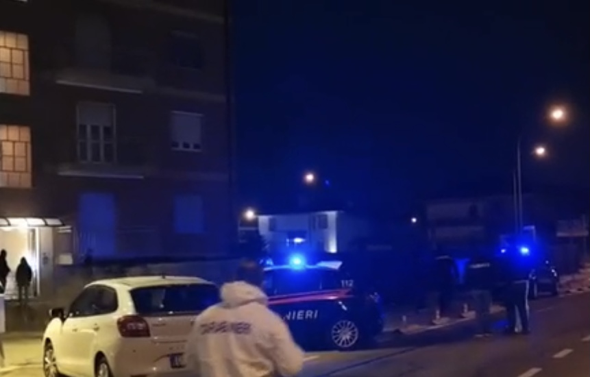 Uccide la moglie e il figlio di 5 anni, poi tenta il suicidio lanciandosi dal balcone