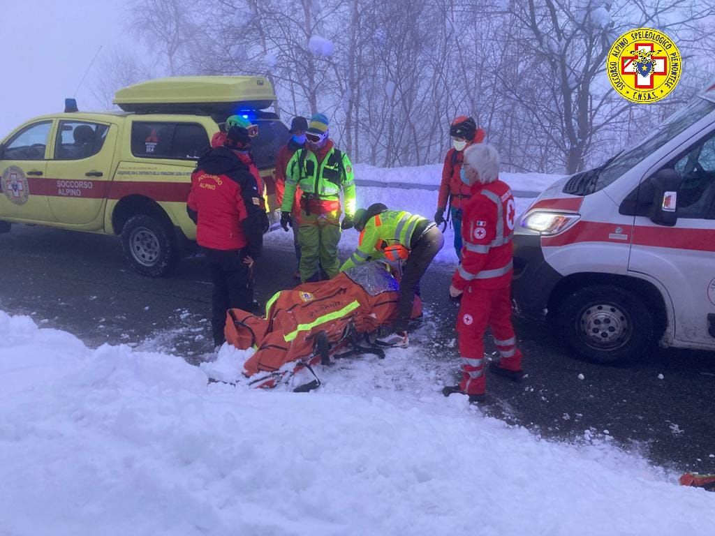 Perde l’orientamento per la nebbia e poi le ciaspole per il ghiaccio: soccorso in tempo