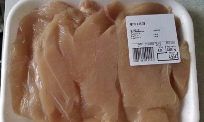 Sopresa a rubare al supermercato accusa la guardia di averle infilato un pollo nella borsa