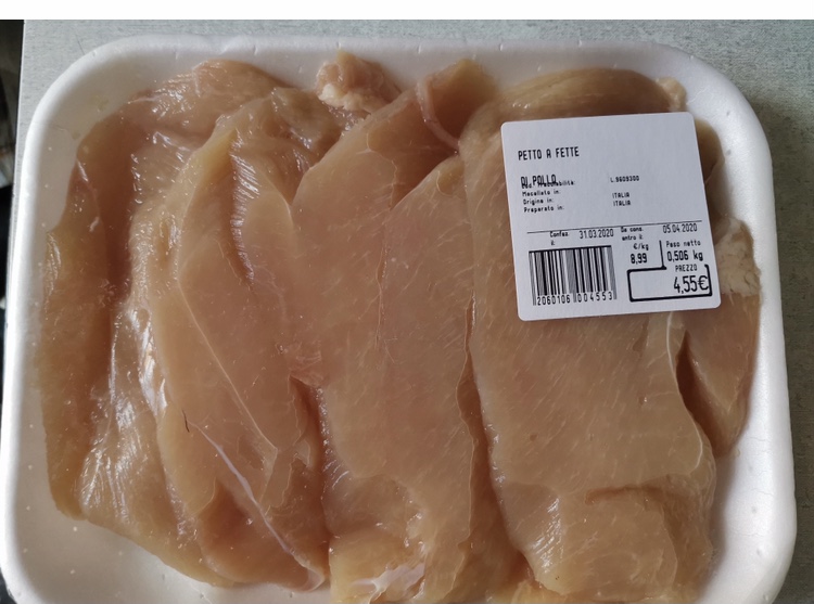 Sopresa a rubare al supermercato accusa la guardia di averle infilato un pollo nella borsa