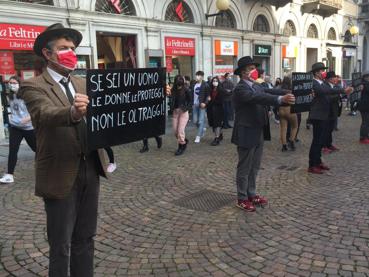 Biella, flash mob di soli uomini contro la violenza sulle donne