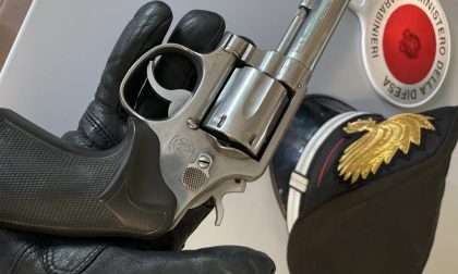 Donna nei guai per una pistola