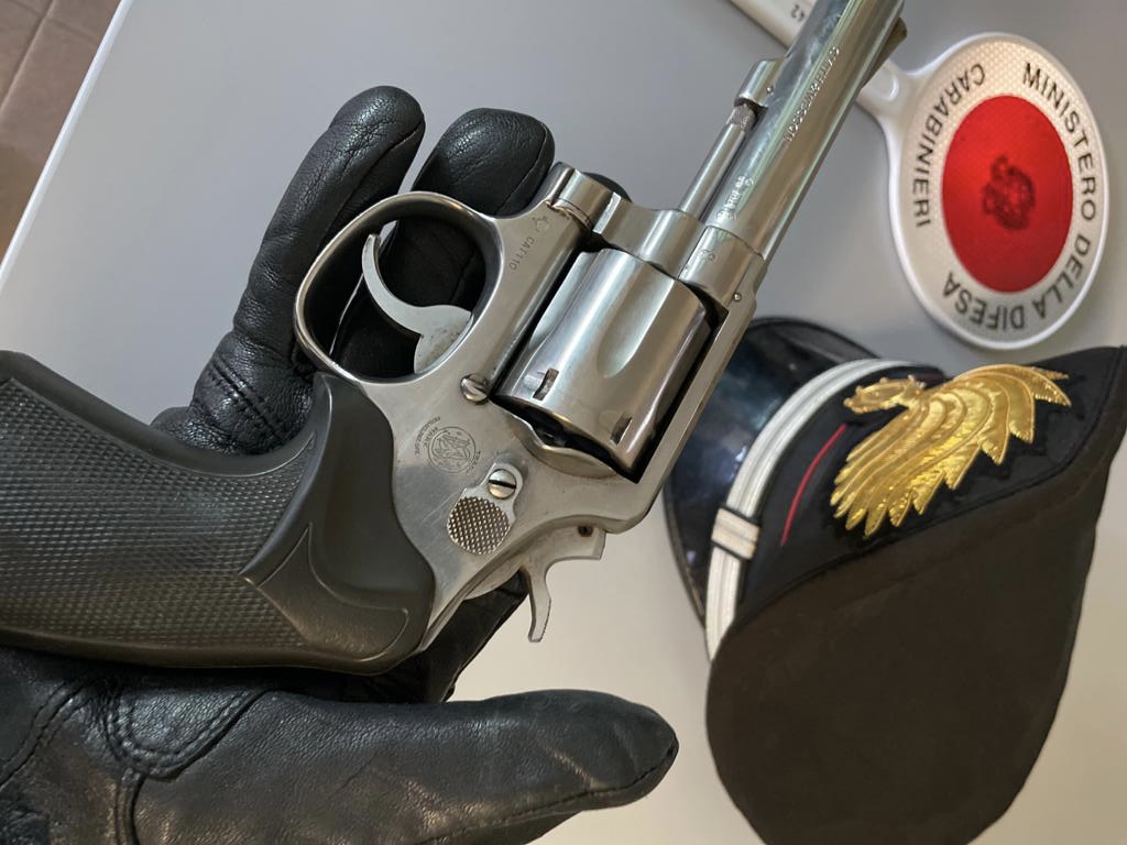 Donna nei guai per una pistola