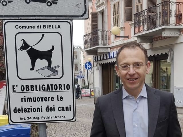 “È obbligatorio rimuovere le deiezioni dei cani”. Biella tappezzata di cartelli. Partono le multe
