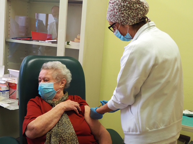 Somministrati i primi vaccini ai biellesi over 80 FOTO