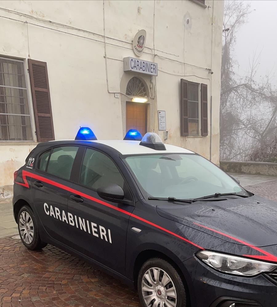 Lancia droga dal finestrino, ma non la fa franca: pusher nei guai