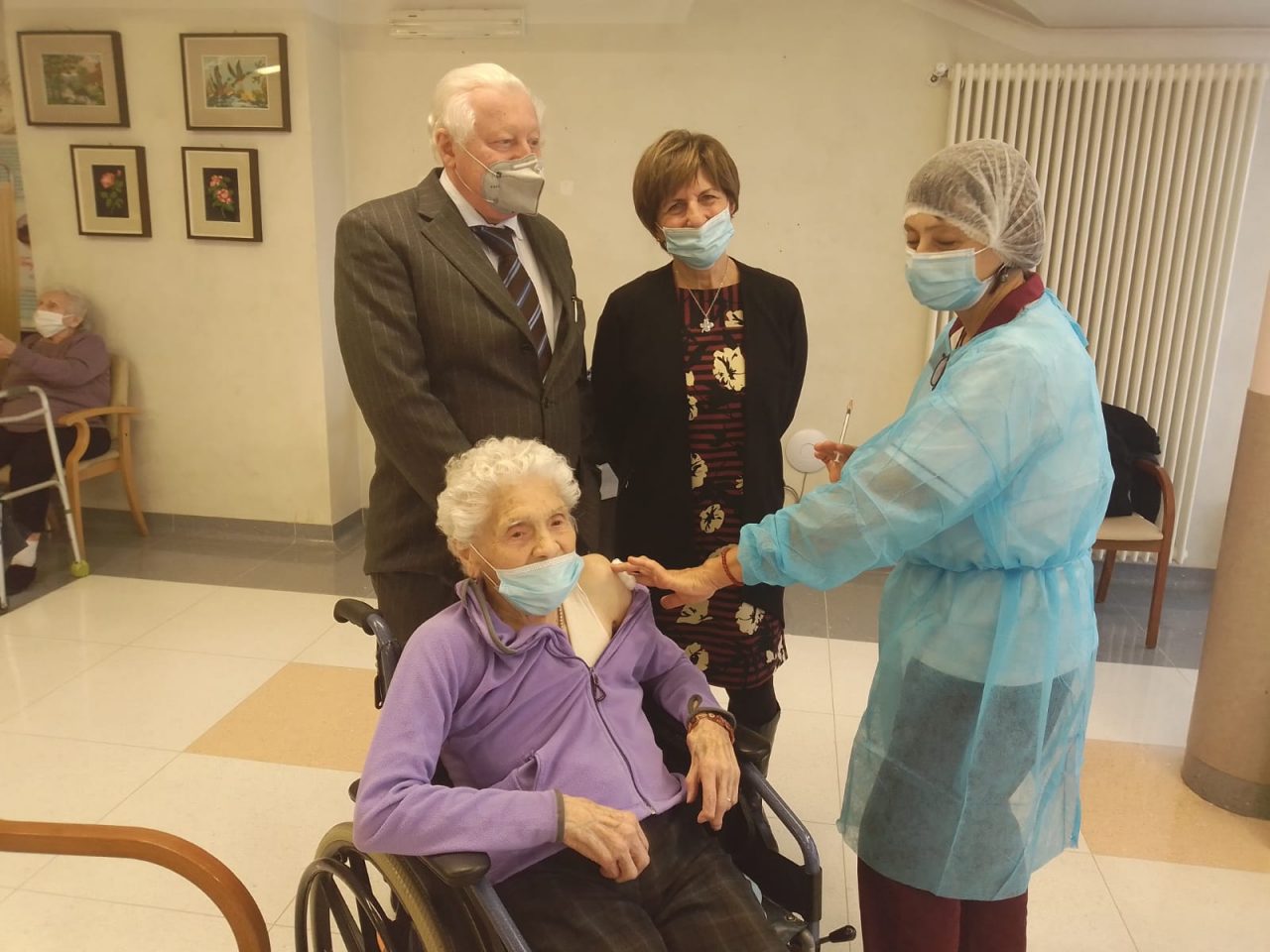 Ada guarisce dal Covid a 104 anni e si vaccina, intervistata dal “suo” direttore sanitario