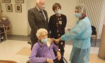 Ada guarisce dal Covid a 104 anni e si vaccina, intervistata dal "suo" direttore sanitario