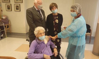 Ada guarisce dal Covid a 104 anni e si vaccina, intervistata dal "suo" direttore sanitario