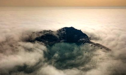 Sapete che cos’è la caligo? Lo strano fenomeno della nebbia lungo il mare