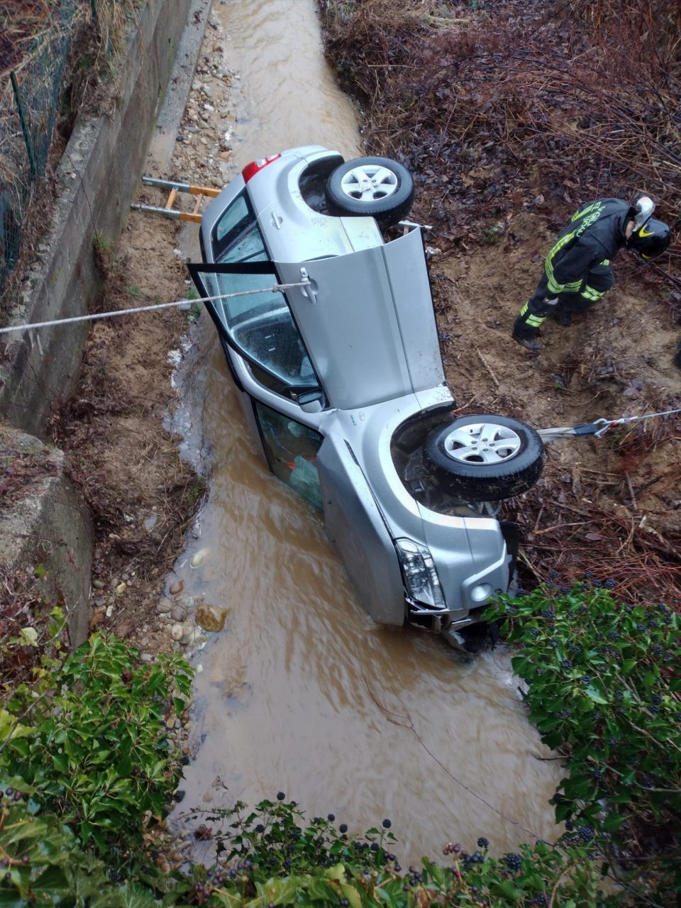 Ottantenne esce di strada con l’auto e finisce nel torrente