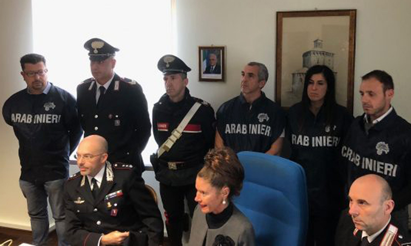 Bambino cade dal balcone, aperta un’inchiesta
