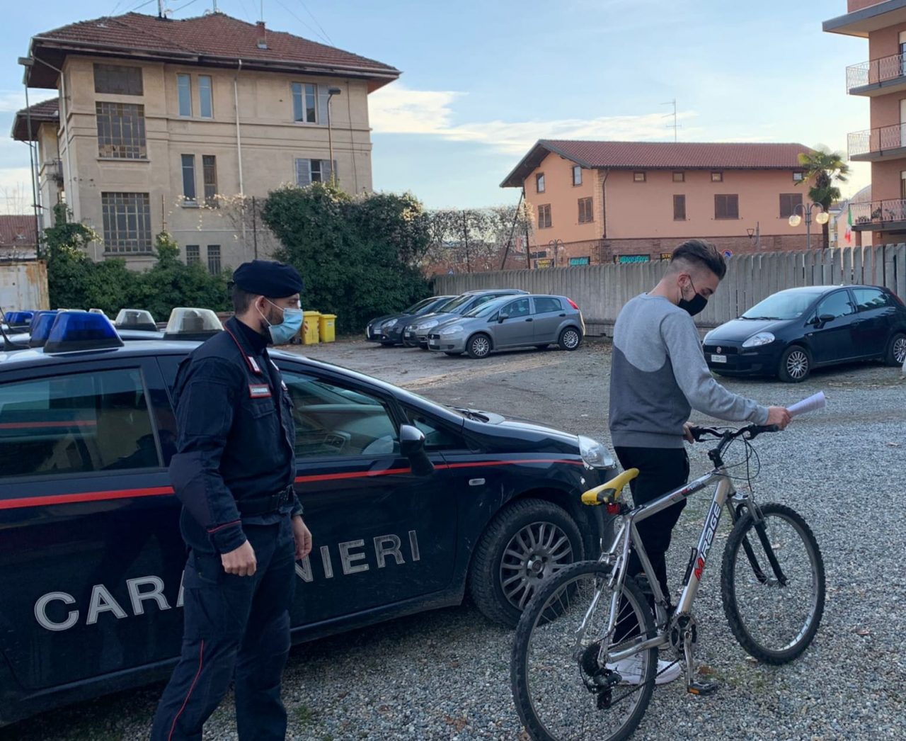 Ruba la bicicletta e pedala tranquillo davanti ai carabinieri: denunciato