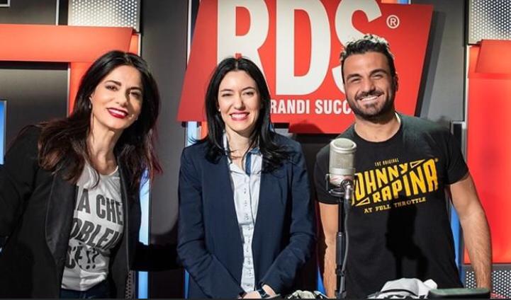 Ex ministra Azzolina in radio diventa “Dj Lucy” per sorridere della sua parodia VIDEO