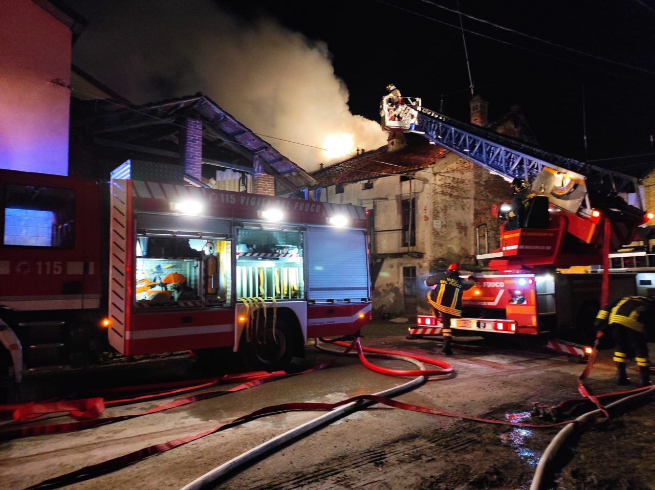 Problemi alla canna fumaria, brucia il tetto di una casa a Castelletto Cervo