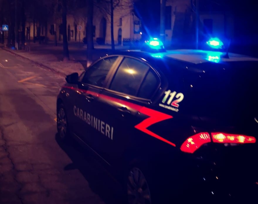 Quaregna Cerreto, ubriachi litigano e si picchiano per strada