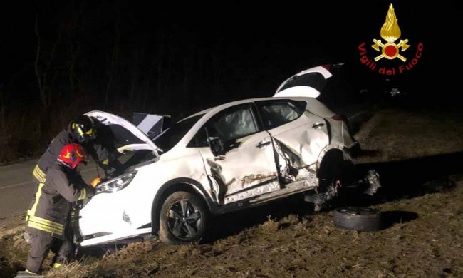 Violento scontro tra due auto sulla SP 322 in direzione Salussola
