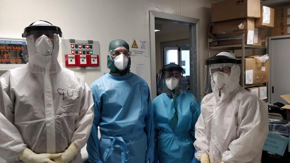 Selfie in terapia intensiva con i malati Covid. Bufera sul vicesindaco di Arona Gusmeroli- FOTO
