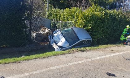 Donna sbalzata fuori dall’auto finita nel fosso: è gravissima