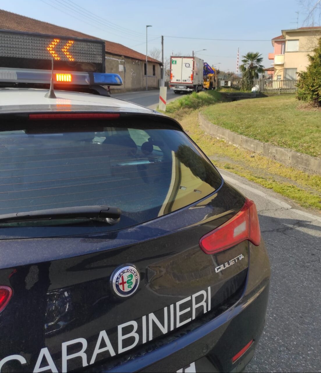 Camion frigo bloccato al passaggio a livello