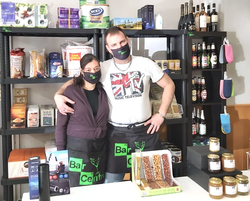 Il bar di Alessandro e Rosa che si reinventa minimarket