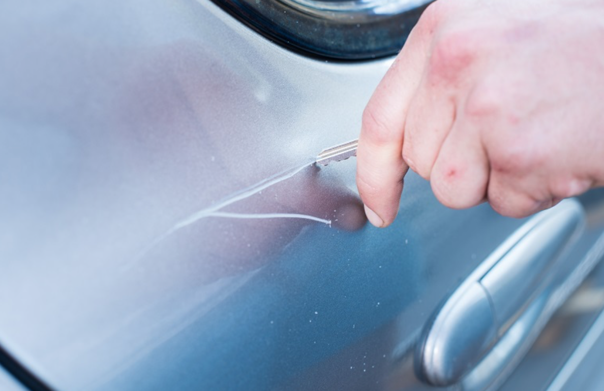 Cossato, nuove segnalazioni di auto rigate e danneggiate