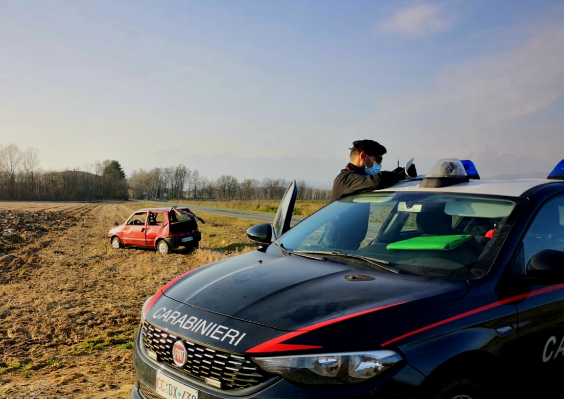Perde il controllo dell’auto e finisce fuori strada