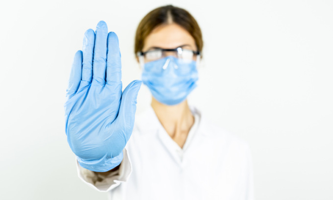 Via le mascherine in ospedale? E’ polemica