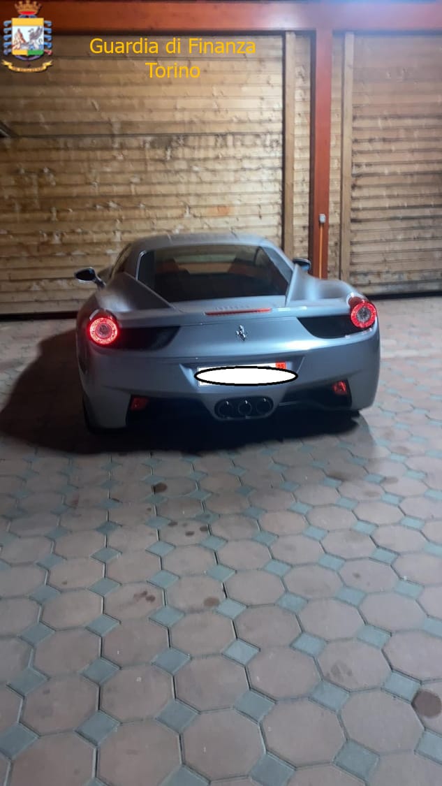 Auto di lusso vendute e mai consegnate: arresto nel Cossatese