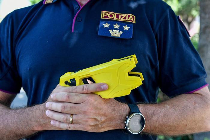 La polizia: vogliamo il taser per tutelarci