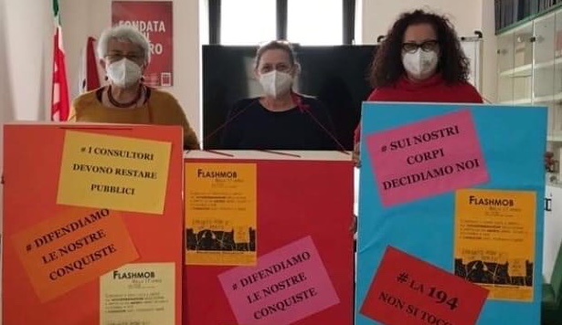 “Chiediamo diritto a un aborto libero e sicuro”: flashmob a Biella