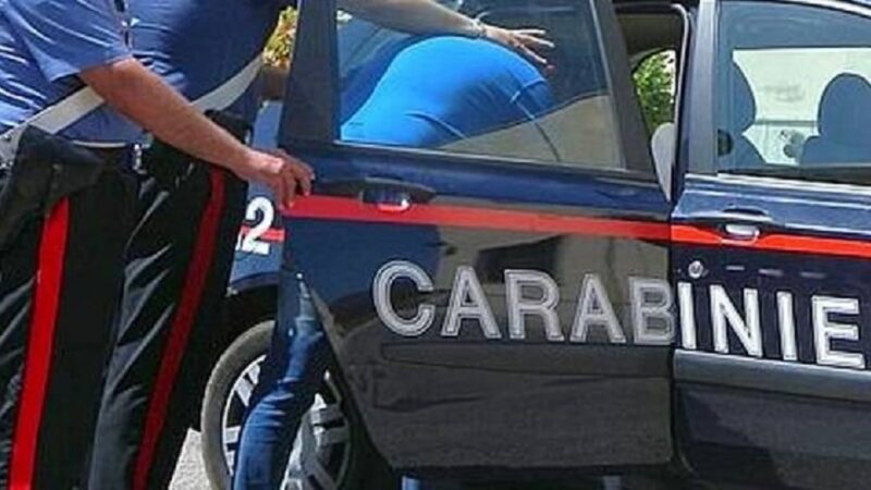 Molesta una 15enne sul bus per la scuola, minacciandola con un coltello