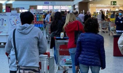 Tutti in coda al supermercato: “Se questo è ammesso, devono poter aprire anche le altre attività”